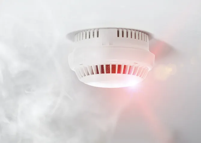 Rookmelder van een brandmeldinstallatie die rook detecteert