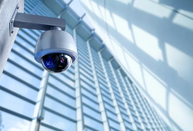 Dome-camera voor camerabewaking aan de gevel van een bedrijfspand