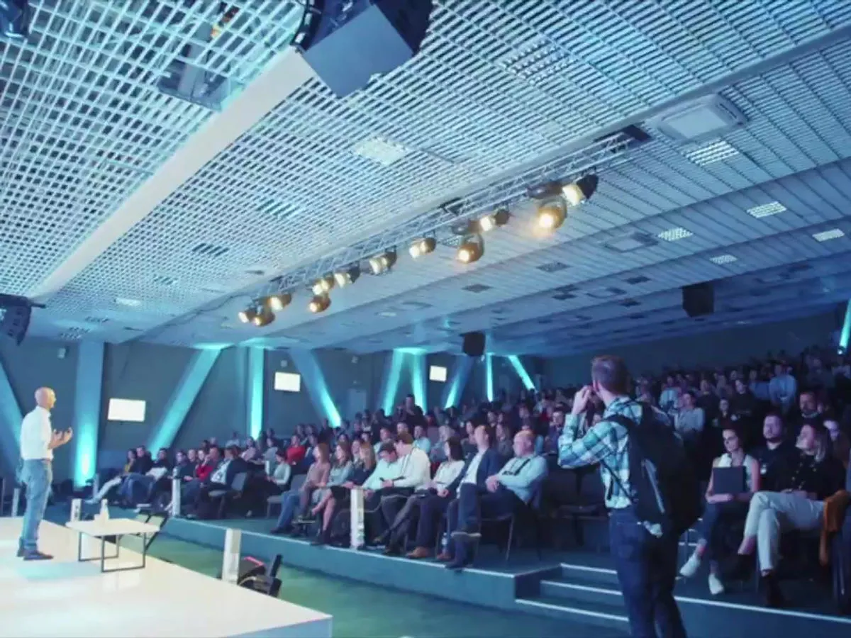 Geluids- en lichtinstallatie in een zaal met publiek