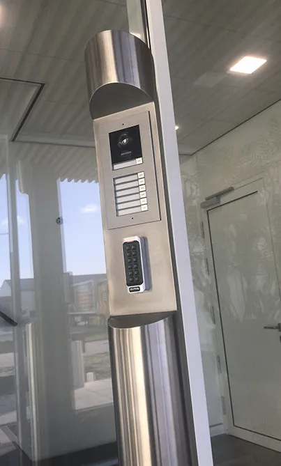 Door Bemico geplaatste intercom met codepaneel bij een bedrijfsentree