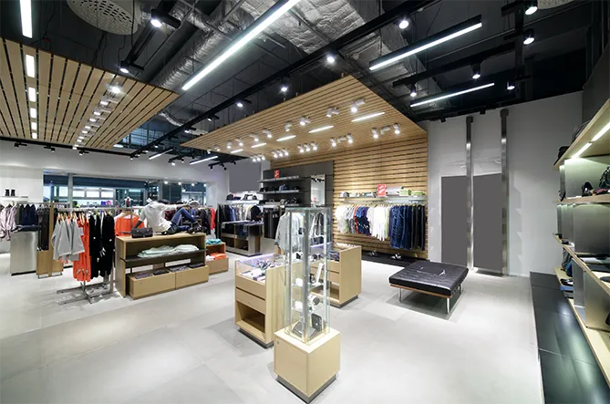 Winkelinterieur met accent- en schapverlichting